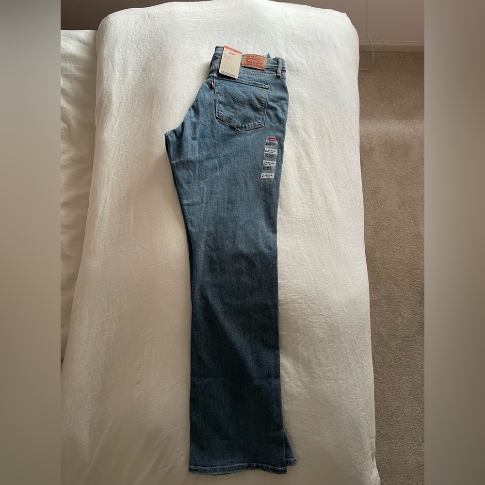 NWT - Levi’s Classic Bootcut, Mid Rise, 12 Medium W31 L32